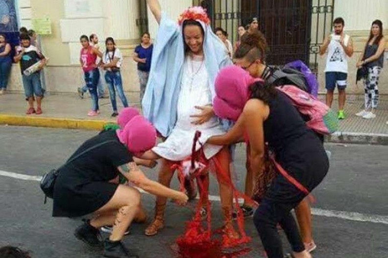 Radykalne feministki symulują aborcję na Matce Bożej. Fot.: CNS/Twitter