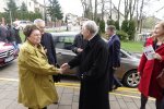 Prof. Maria Dzielska wita się z abp. Markiem Jęsraszewskim. Za nimi od lewej prof . Krzyszto Ożóg, Krzysztof Szczerski, Jolanta Sosnowska. Fot. A.Bujak