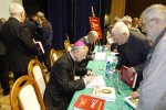 Książka z autografem to zawsze cenna pamiątka. Abp Marek Jędraszewski i prof. Andrzej Nowak składają swoje podpisy na książkach. Fot. A. Bujak