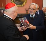 Kardynał Stanisław Dziwisz oraz mistrz fotografii, autor zamieszczonych w publikacji zdjęć Karola Wojtyły Adam Bujak. /fot.Michał Klag