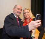 Antoni Macierewicz robi selfie z jedną z Czytelniczek Białego Kruka. Fot.: Michał Klag