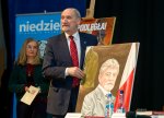 Pod koniec spotkania Antoni Macierewicz otrzymał portret Ryszarda Kuklińskiego. W tle Jolanta Sosnowska. Fot.: Michał Klag