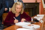 Wiceprezes wydawnictwa Biały Kruk Jolanta Sosnowska składa autografy na swojej najnowszej książce „Hetman Chrystusa”.