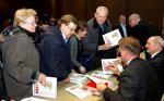  Po zakończeniu wystąpień publiczność jeszcze długo nie pozwalała autorom opuścić auli – nasi Czytelnicy bardzo cenią sobie możliwość uzyskania autografu i choćby krótkiej chwili osobistej rozmowy ze swymi autorytetami.