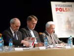 Wspólne dzieło podziwiają współautorzy "Wygaszania Polski 1989-2015", którzy zasiedli za stołem prezydialnym: poseł Antoni Macierewicz, ks. prof. Dariusz Oko i prof. Janusz Kawecki.