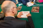 Prof. Andrzej Nowak składa autograf na swojej książce „Niepodległa”, wyróżnionej zarówno przez Stowarzyszenie Wydawców Katolickich, jak i Magazyn Literacki „Książki”.