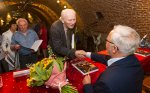 Po spotkaniu do Mistrza ustawiła się kolejka czytelników chcących zdobyć autograf. Na pierwszym planie fotograf Mieczysław Żbik.