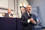 Leszek Sosnowski oraz Antoni Macierewicz podczas premiery swojej biografii pt. "Macierewicz. Człowiek do zadań niemożliwych". Fot. Biały Kruk