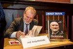 Biografię Antoniego Macierewicza podpisuje jej autor red. Jerzy Kłosiński. Fot.: Michał Klag/Biały Kruk