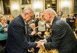 Antoni Macierewicz wita się z krakowskim artystą plastykiem Attilą Jamrozikiem. Fot.: Michał Klag/Biały Kruk