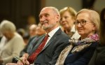 Uśmiechnięty minister Antoni Macierewicz. Obok jego żona Hanna. Fot.: Michał Klag/Biały Kruk