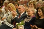 Brawo bije minister Antoni Macierewicz. Obok małżonka Hanna. Fot.: Michał Klag/Biały Kruk