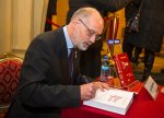 Prof. Andrzej Nowak podpisuje właśnie wydany IV tom swojego bestsellerowego cyklu „Dzieje Polski”.