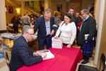 Chętnych do zdobycia autografu prof. Krzysztofa Szczerskiego było wielu. Niektórzy mieli nawet po kilka egzemplarzy jego książki „Dialogi o naprawie Rzeczypospolitej”…