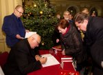  Album „Maryja. Królowa Polski” podpisuje ks. prof. Waldemar Chrostowski. Fot. Michał Klag