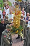 Obchody 50-lecia koronacji Matki Bożej Ludźmierskiej 15 sierpnia 2013 r. zgromadziły kilka tysięcy osób. Rzeźba przedstawiająca Gaździnę Podhala powstała około roku 1400 i została zainspirowana rzeźbami w typie tzw. Pięknych Madonn. Matka Boża o młodzieńczej twarzy trzyma na ręce Dzieciątko Jezus, podkreślając w ten sposób matczyną o Nie troskę. Postać Madonny ukazana jest w pozie kontrapostu, a szaty mają dekoracyjne, łamane fałdy. Otoczoną na Podhalu wielkim kultem figurę koronował w 1963 r. kard. Stefan Wyszyński przy współudziale ówczesnego biskupa Karola Wojtyły.