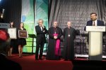 (1)	Gala wręczenia nagród Per Artem ad Deum. Stoją od lewej: prezes Targów Kielce dr Andrzej Mochoń, nuncjusz apostolski w Polsce abp Salvatore Pennacchio, biskup kielecki Marian Florczyk, przemawia laureat nagrody prof. Paweł Łukaszewski. Fot. Adam Bujak