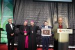 (3)	Gala wręczenia nagród Per Artem ad Deum. Stoją od lewej: prezes Targów Kielce dr Andrzej Mochoń, nuncjusz apostolski w Polsce abp Salvatore Pennacchio, biskup kielecki Marian Florczyk, laureat nagrody prof. Paweł Łukaszewski, przemawia laureat nagrody Leszek Sosnowski. Fot. Adam Bujak