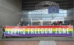 Nazwisko włoskiego komunisty (niesłusznie uznawanego za jednego z „ojców integracji europejskiej”) nad wejściem do gmachu PE w Brukseli i grupa działaczy LGBTIQ z tęczowym banerem. Trudno o bardziej wymowny symbol. Fot. Facebook@LGBTIintergroup