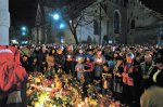 Na wieść o śmierci Ojca Świętego mieszkańcy Krakowa udali się z kwiatami i zniczami pod okna pałacu arcybiskupiego na ul. Franciszkańską, fot. Adama Bujaka