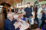 Prof. Wojciech Roszkowski proszony był o autograf na swoich książkach przez przedstawicieli różnych pokoleń. Największą popularnością cieszyły się dwa tomy „Historii i Teraźniejszości” oraz nowość „Bezbożność, terror i propaganda”.