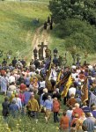 Grupa pątników na Dróżkach Męki Pańskiej i Dróżkach Matki Bożej Bolesnej w Kalwarii Pacławskiej. Droga Krzyżowa rozciąga się tu na odległość ponad 1600 m. Fot. Adam Bujak