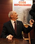 Minister Antoni Macierewicz, w tle okładka książki „Głos niepodległości”. Zawiera ona teksty opublikowane w założonym przez Macierewicza w 1977 r. podziemnym piśmie „Głos”.