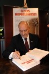  Niedawno wydaną książkę „Głos niepodległości” podpisuje laureat Nagrody im. Kazimierza Odnowiciela „Patriota Roku 2016” Antoni Macierewicz.