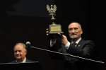 Antoni Macierewicz z Nagrodą im. Kazimierza Odnowiciela „Patriota Roku 2016”. Z lewej prezes wydawnictwa Biały Kruk i pomysłodawca wyróżnienia Leszek Sosnowski.