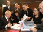 Po autograf na książce „Głos niepodległości” do ministra Macierewicza ustawiła się długa kolejka czytelników. 