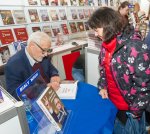 Bard wolnej Polski, Jan Pietrzak, składający autograf na swojej książce „Moje zakazane piosenki”. Fot. Michał Klag/Biały Kruk