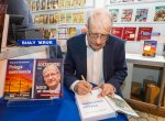 Prof. Wojciech Roszkowski składa autograf na swojej najnowszej książce „Potęga nawrócenia”. Fot. Michał Klag/Biały Kruk