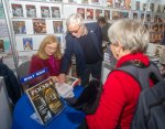 Jolanta Sosnowska i Adam Bujak składają autografy na swoich książkach. Fot. Michał Klag/Biały Kruk