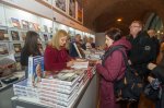 Jolanta Sosnowska podpisuje swoje książki na stoisku Białego Kruka. Fot. Michał Klag/Biały Kruk