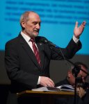 Antoni Macierewicz: To jest książka znakomita, wspaniała, dostarczająca niesłychanie bogatego materiału faktograficznego i analitycznego.