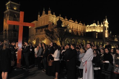 Na Drogę Krzyżową z abpem Markiem Jędraszewskim przybyły tłumy młodzieży, które wypełniły Rynek Główny w Krakowie. Wg 