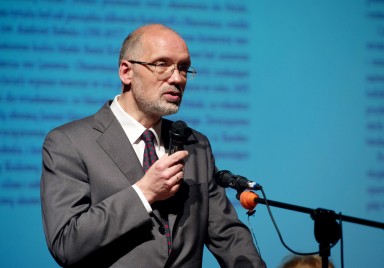 Prof. Andrzej Nowak przemawia podczas premiery książki 