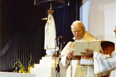 Rocznica objawień Matki Bożej w Fatimie i cudownego ocalenia życia papieża Jana Pawła II. Jak brzmi przesłanie z Fatimy? 