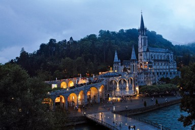 Tysiące pielgrzymów w Lourdes; po pandemicznych restrykcjach we Francji rośnie zainteresowanie ruchem pielgrzymkowym