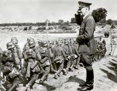 Hitler salutuje oddziałom piechoty Wehrmachtu szykującym się do przekroczenia Sanu w okolicach Jarosławia. Kampania wrześniowa 1939 r. fot. NAC z książki 