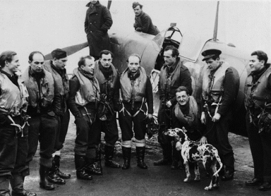 Stanisław Skalski (w środku) w otoczeniu pilotów 306. „Toruńskiego” Dywizjonu Myśliwskiego. W dywizjonie tym Skalski dowodził jedną z eskadr.