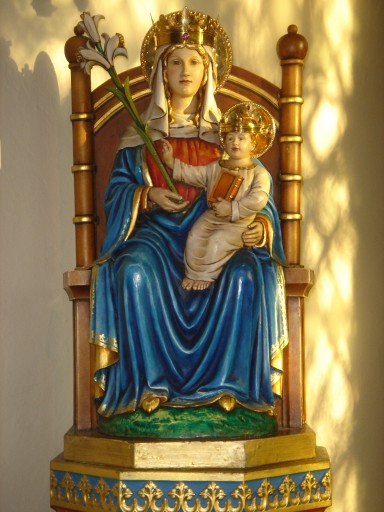 The statue of Our Lady of Walsingham, the Slipper Chapel, Walsingham, Norfolk, England.  Figurka Matki Bożej z Walsingham w Norfolk w Anglii. fot. Thorvaldsson - Own work, CC BY 3.0, https://commons.wikimedia.org/w/index.php?curid=6367812