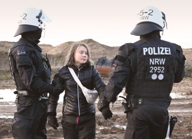 Nastoletnia szwedzka aktywistka Greta Thunberg (dziś ma już 20 lat), kreowana na „eksperta w dziedzinie ekologii”, podczas ustawionej akcji aresztowania jej przez niemiecką policję. fot. z książki 