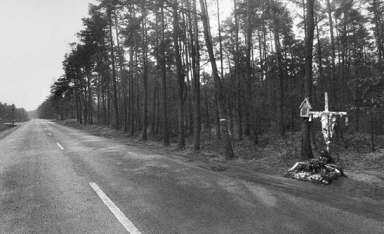 W Górsku, gdzie uprowadzony został Ksiądz Jerzy, już jesienią 1984 r. ustawiono pierwszy krzyż. fot. z książki 