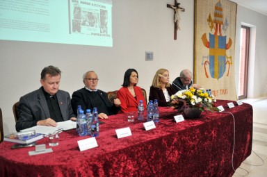 Od lewej: ks. prof. Janusz Królikowski, Adam Bujak, Jolanta Hajdasz, Jolanta Sosnowska, prof. Wojciech Roszkowski. fot. Michał Klag