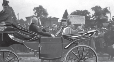 Kard. August Hlond w czerwcu 1926 r. podczas VIII Zjazdu Katolickiego w Inowrocławiu w towarzystwie prezydenta miasta, Józefa Krzymińskiego. Fot. arch. z książki „Czas walki z Bogiem”.