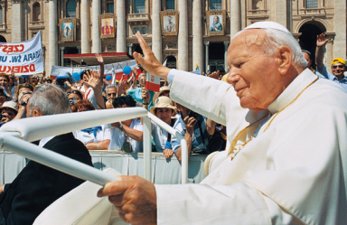 Jan Paweł II pozdrawia wiernych na Placu św. Piotra po Mszy św. kanonizacyjnej 18 maja 2003 r. Tego dnia polski Papież ogłosił świętymi czworo błogosławionych, wśród których było dwoje Polaków: matka Urszula Ledóchowska i bp Józef Sebastian Pelczar. Fot. Adam Bujak z albumu „Promieniowanie świętości