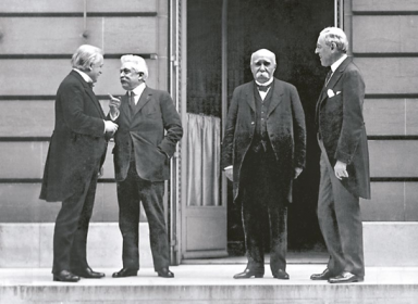 Przywódcy czterech zwycięskich mocarstw podczas w konferencji pokojowej w Wersalu (od lewej): premier Wielkiej Brytanii David Lloyd George, premier Włoch Vittorio Emanuele Orlando, premier Francji Georges Clemenceau i prezydent USA Thomas Woodrow Wilson. fot. z książki 