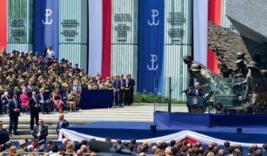 Przemówienia słuchali m.in. para prezydencka Andrzej Duda i Agata Kornhauser-Duda, żona prezydenta Trumpa Melania, członkowie amerykańskiej delegacji, ministrowie polskiego rządu, a także żołnierze, harcerze i kombatanci. Fot. Adam Sosnowski