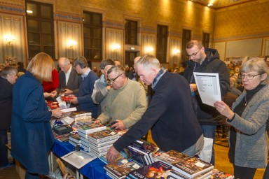 Wielki kiermasz książek Białego Kruka podczas X Dnia Patrioty! Premiery, duże rabaty i autografy autorów już 8 grudnia w Krakowie